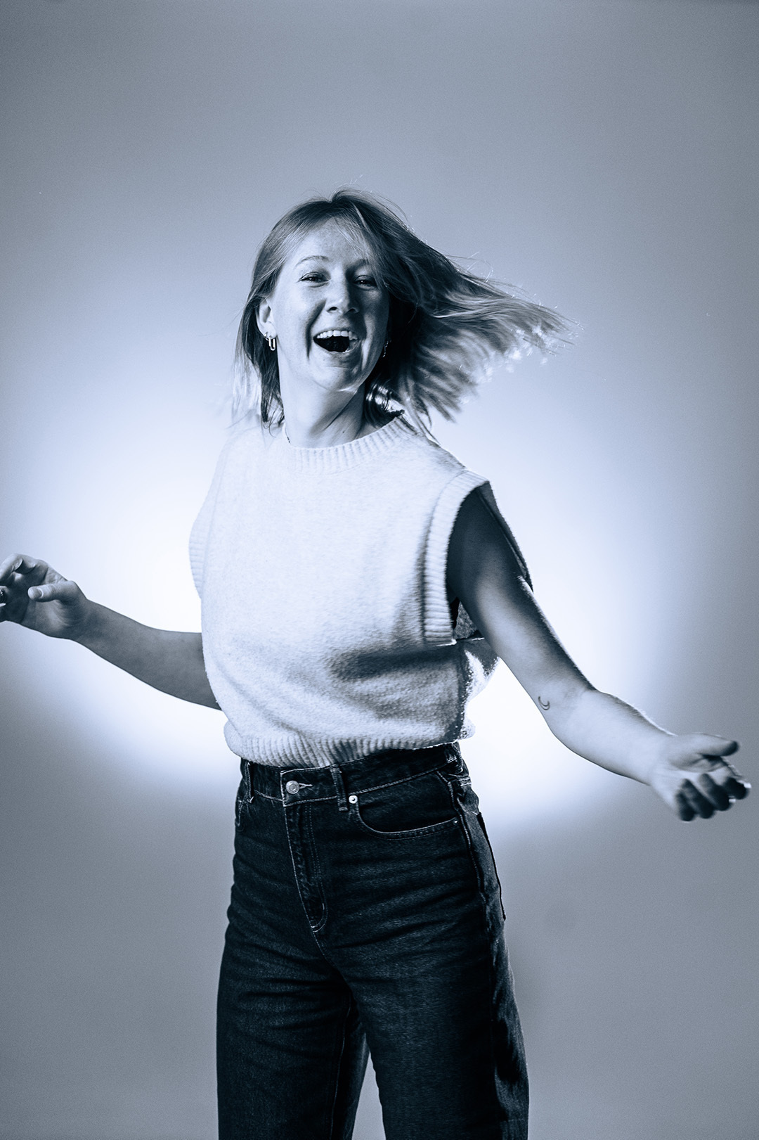 Foto van dansende Aurélie in zwart wit