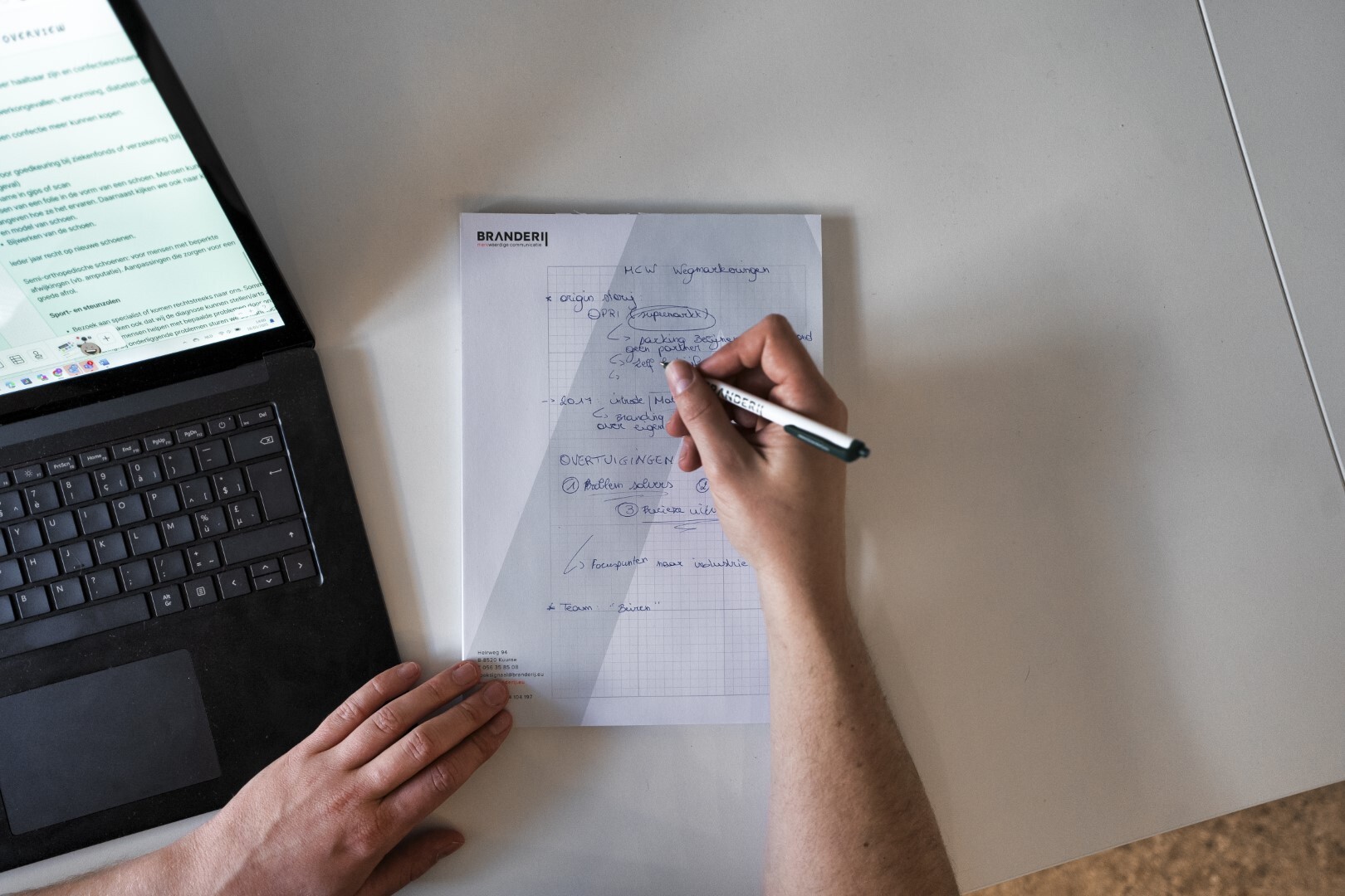 Een hand die aan het schrijven is op papier