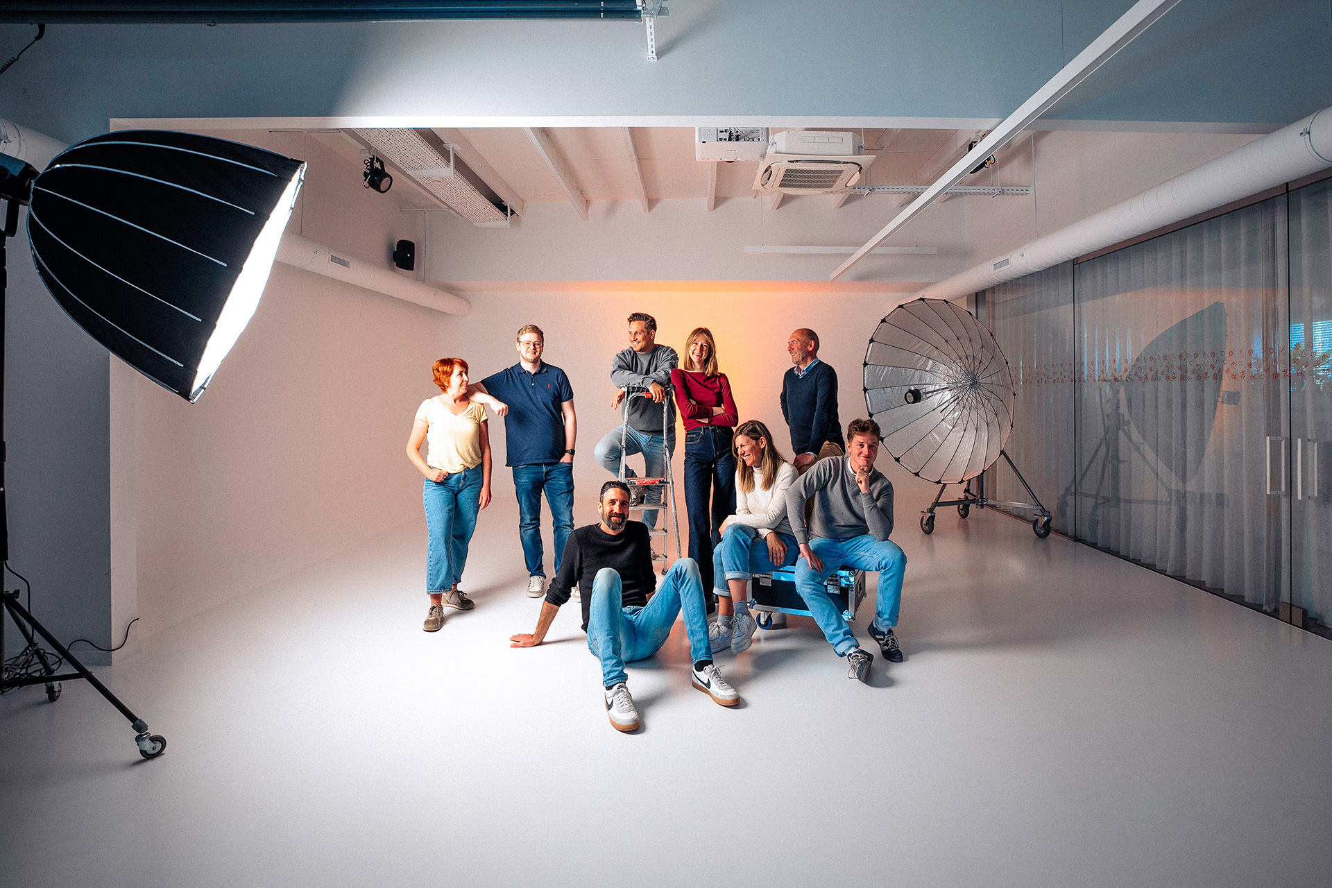 Een groepsfoto genomen in de fotostudio van Branderij met professionele uitrusting