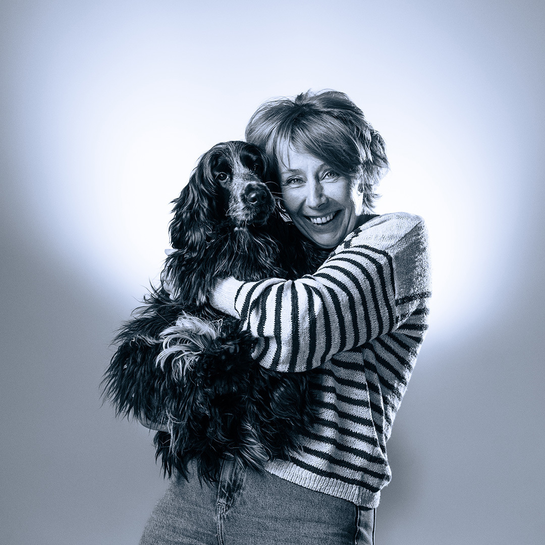 Zwart wit foto van Marleen die hondje Lola knuffelt