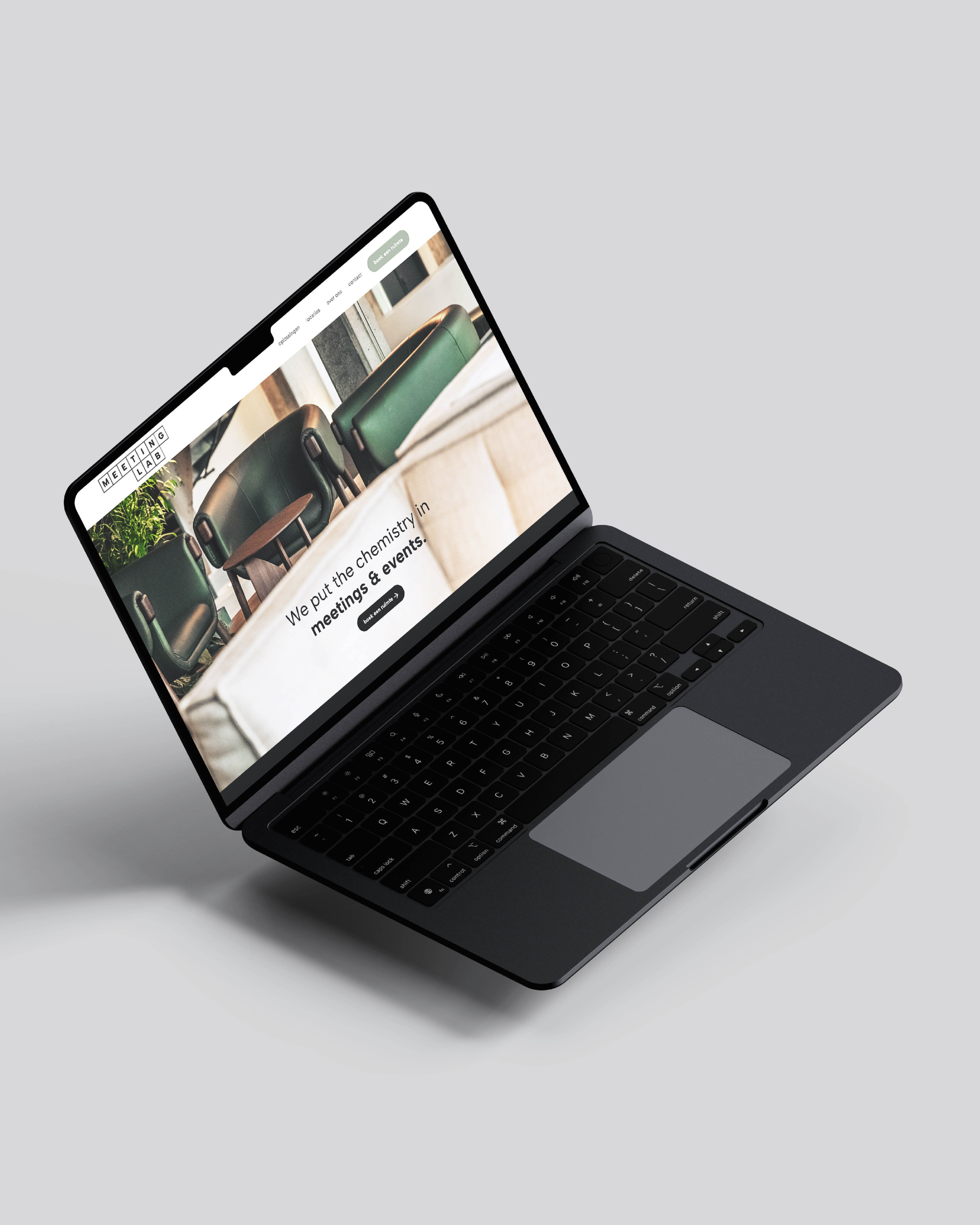 Zwarte laptop op een grijze achtergrond toont de homepage van de Meeting Lab-website met een uitnodigende headline.