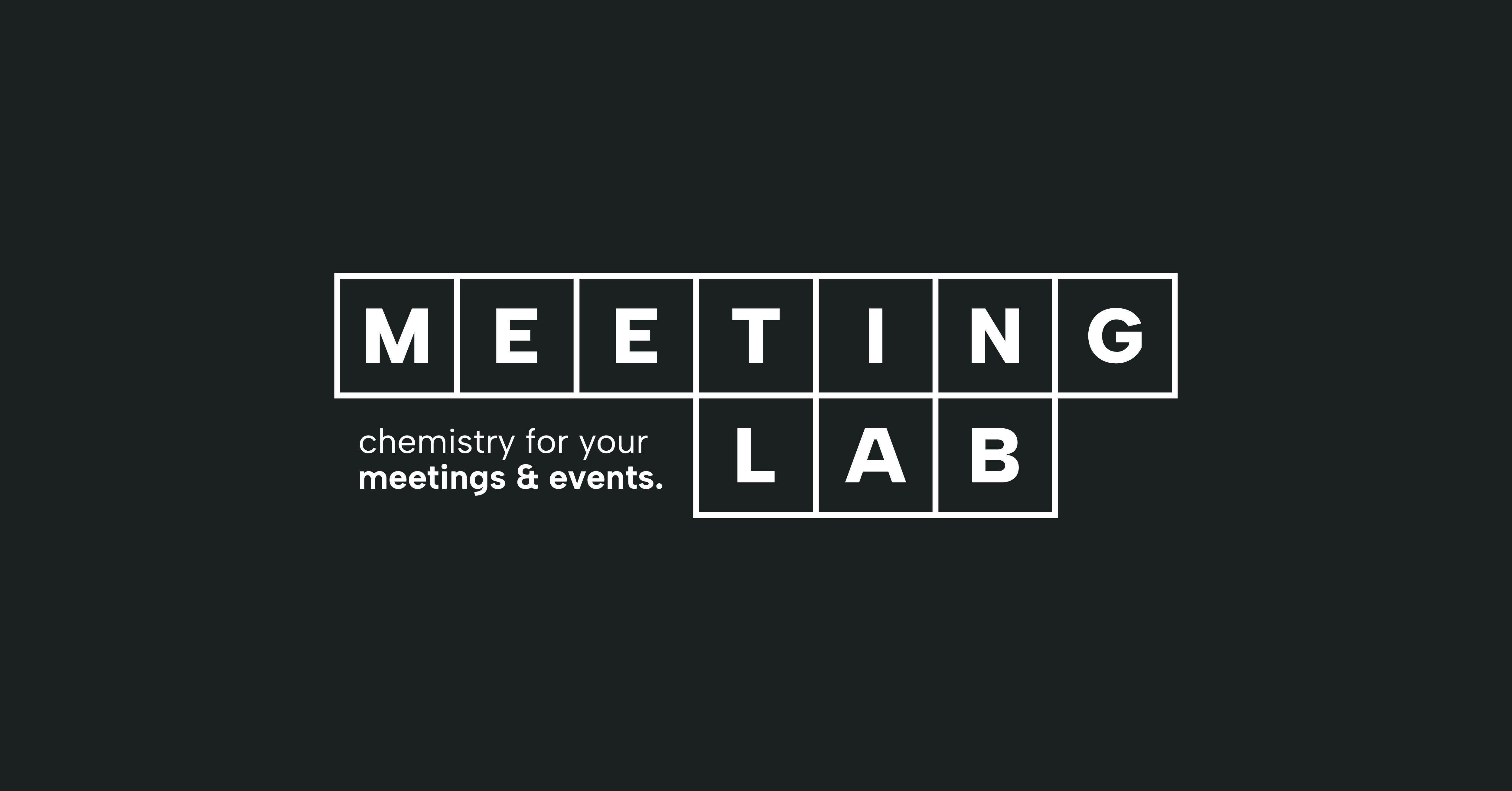 Logo van Meeting Lab in witte blokletters met de slogan “chemistry for your meetings & events.” op een donkere achtergrond.