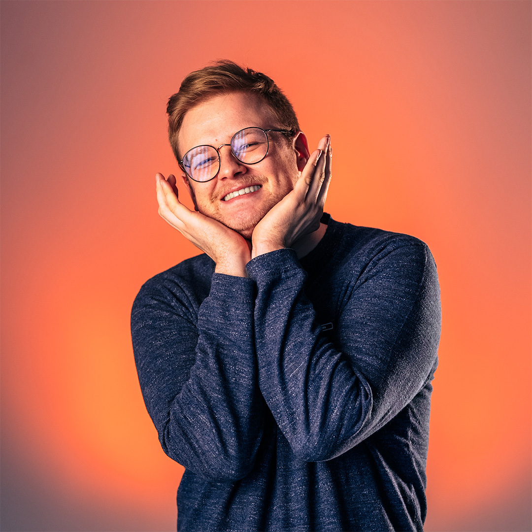zwart wit foto van werknemer van branderij Tomas (zonder H geschreven), lief kijkend in de camera